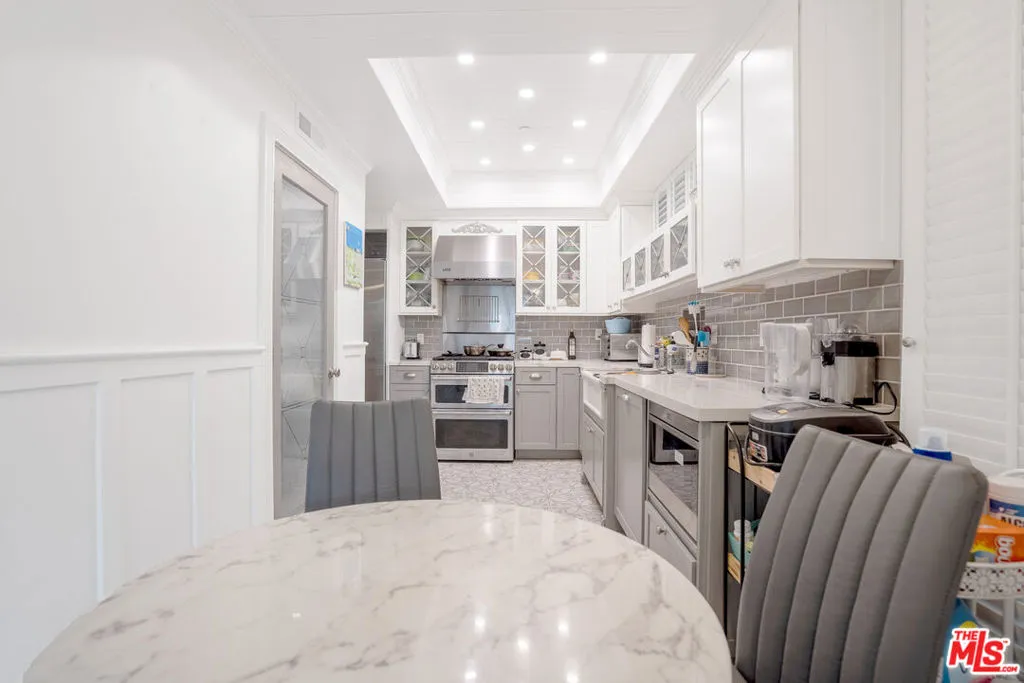 125 N Gale Drive 205, Beverly Hills, California 90211 home-pic-12